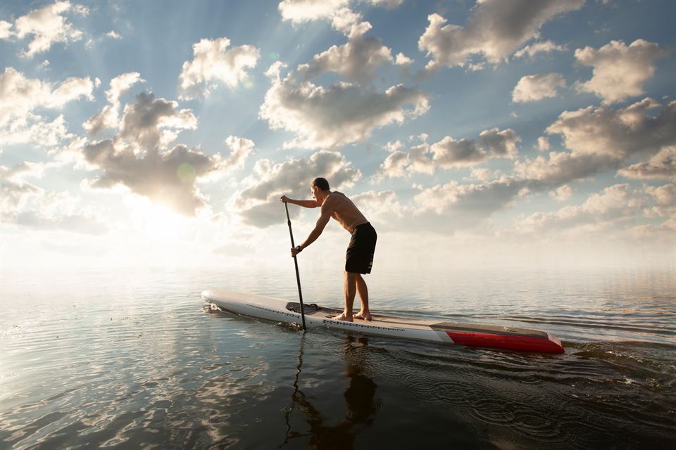 vipvipvillas-actividades-paddle- (1) joven practicando paddle surf