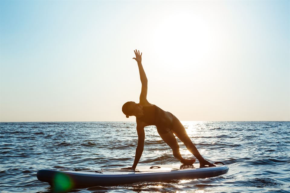 vipvipvillas-actividades-paddle-sup-yoga- (5) postura de yoga en el mar