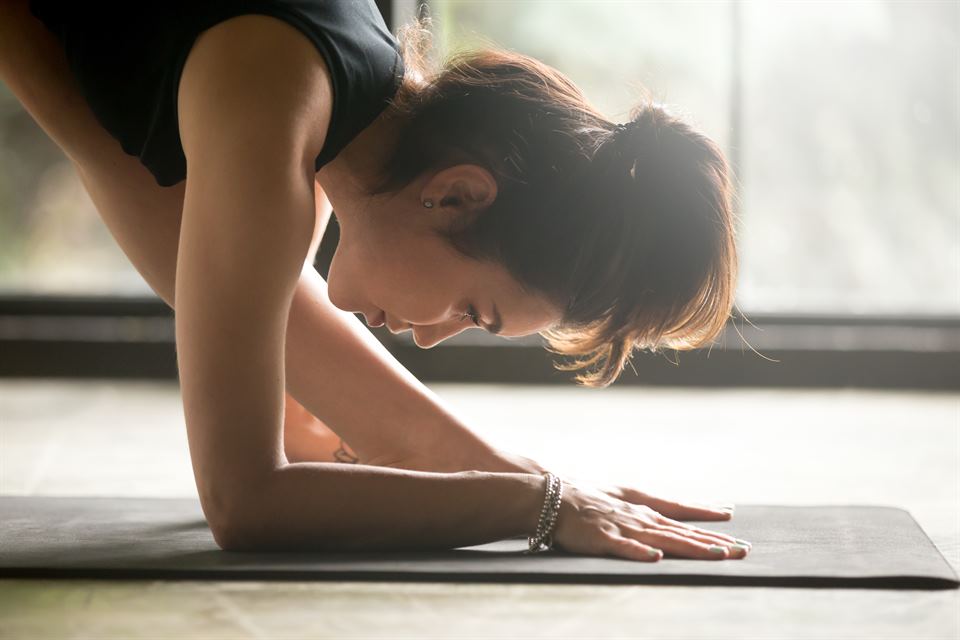 vipvipvillas-actividades-pilates-yoga- (3) Mujer practica yoga
